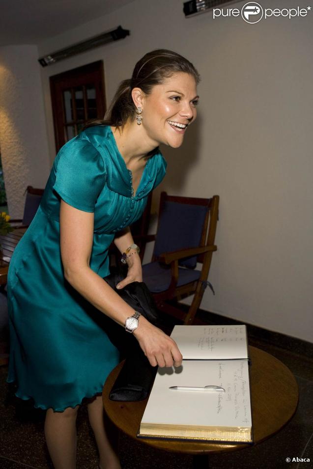 Dans la soirée du meercredi 11 novembre, la princesse Victoria a été reçue à dîner par l'ambassadeur de Suède au Kenya et sa famille, à Nairobi. L'occasion de revêtir une robe fluide bleu canard du plus bel effet...