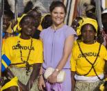 Le 12 novembre, la princesse Victoria de Suède a délaissé Nairobi pour participer aux activités d'une école. Sous le soleil du Kenya, elle avait opté pour une robe légère bleu lavande...