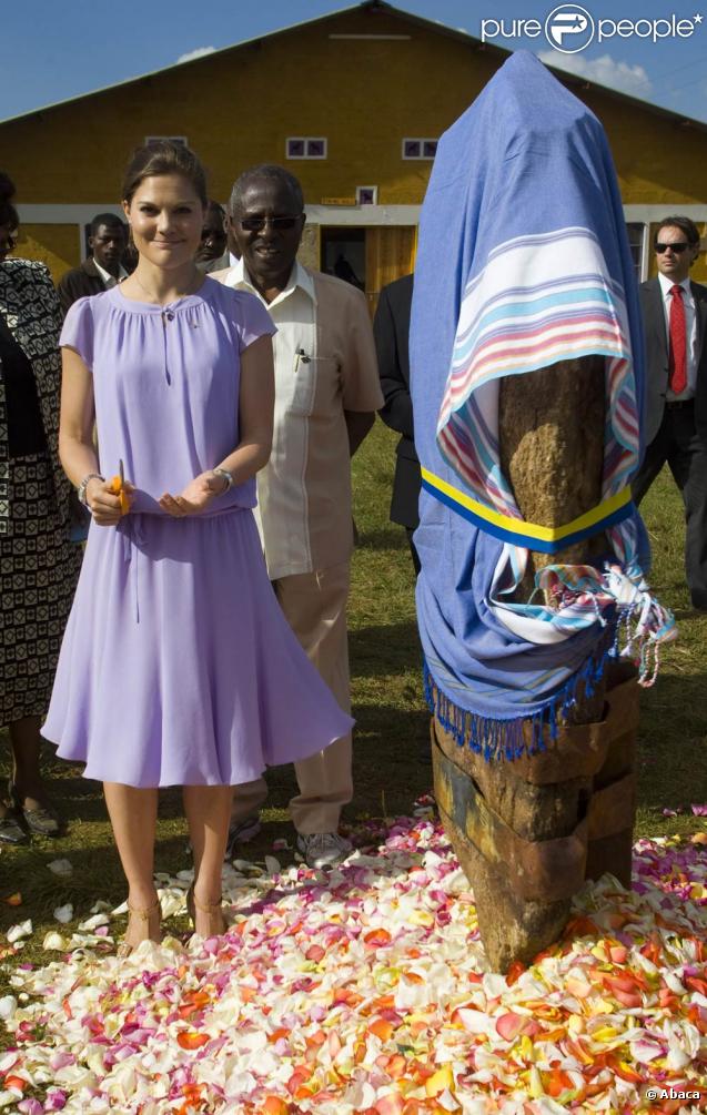 Le 12 novembre, la princesse Victoria de Suède a délaissé Nairobi pour participer aux activités d'une école. Sous le soleil du Kenya, elle avait opté pour une robe légère bleu lavande...