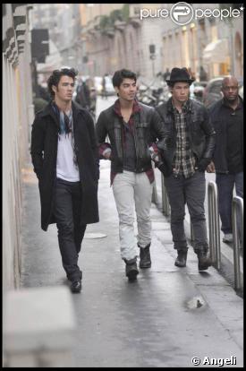 Les Jonas Brothers en pleine balade dans les rues de Milan : décontractés... comme si les photographes n'étaient pas là, hein !