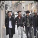 Les Jonas Brothers : Incognito dans les rues de Milan... ils invitent les photographes à une séance shopping !