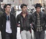 Les Jonas Brothers : Incognito dans les rues de Milan... ils invitent les photographes à une séance shopping !