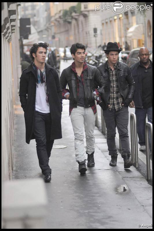 Les Jonas Brothers en pleine balade dans les rues de Milan : décontractés... comme si les photographes n'étaient pas là, hein !