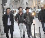 Les Jonas Brothers en pleine balade dans les rues de Milan : décontractés... comme si les photographes n'étaient pas là, hein !