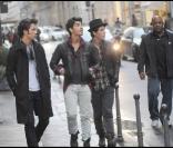 Les Jonas Brothers en pleine balade dans les rues de Milan : décontractés... comme si les photographes n'étaient pas là, hein !