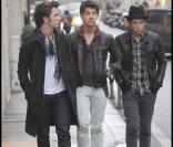 Les Jonas Brothers en pleine balade dans les rues de Milan : décontractés... comme si les photographes n'étaient pas là, hein !