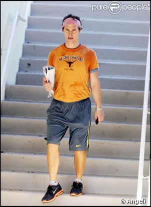 Matthew McConaughey sort de sa séance de sport : tout en sueur, il rejoint sa voiture.