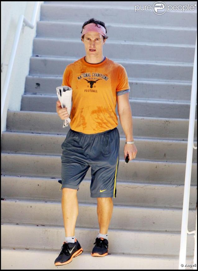 Matthew McConaughey sort de sa séance de sport : tout en sueur, il rejoint sa voiture.