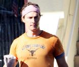 Matthew McConaughey sort de sa séance de sport : tout en sueur, il rejoint sa voiture.