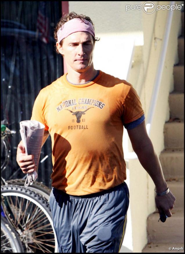 Matthew McConaughey sort de sa séance de sport : tout en sueur, il rejoint sa voiture.