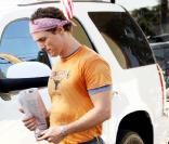 Matthew McConaughey sort de sa séance de sport : tout en sueur, il rejoint sa voiture.