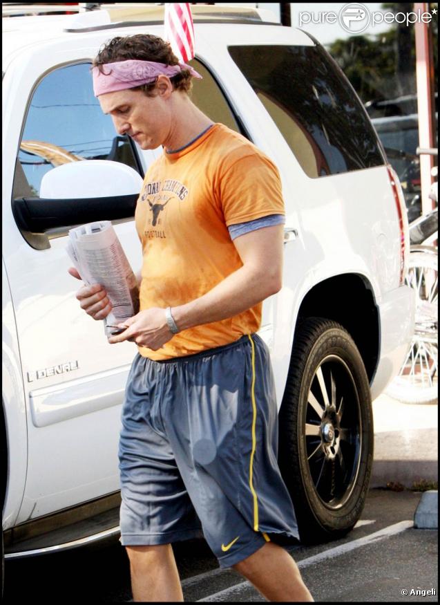 Matthew McConaughey sort de sa séance de sport : tout en sueur, il rejoint sa voiture.