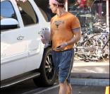 Matthew McConaughey sort de sa séance de sport : tout en sueur, il rejoint sa voiture.