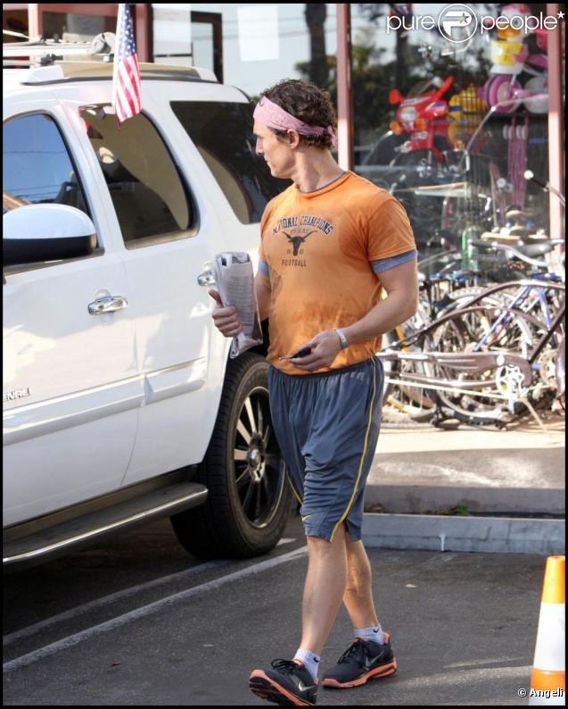 Matthew McConaughey sort de sa séance de sport : tout en sueur, il rejoint sa voiture.