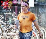 Matthew McConaughey sort de sa séance de sport : tout en sueur, il rejoint sa voiture.