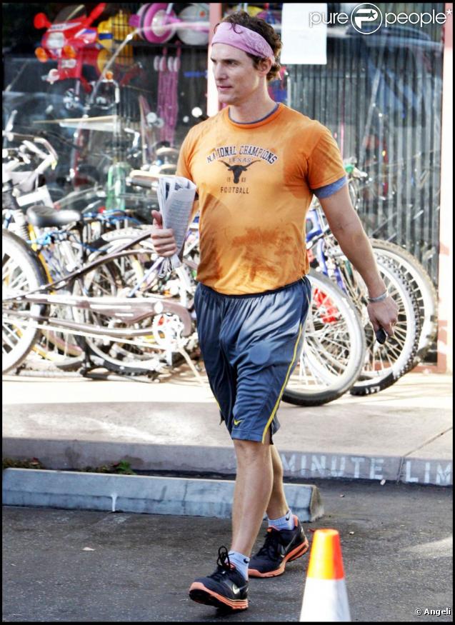 Matthew McConaughey sort de sa séance de sport : tout en sueur, il rejoint sa voiture.