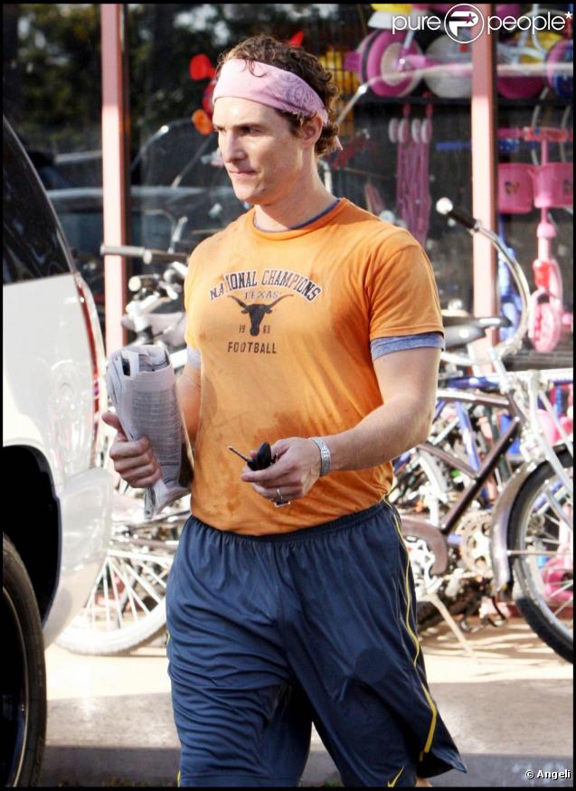 Matthew McConaughey sort de sa séance de sport : tout en sueur, il rejoint sa voiture.