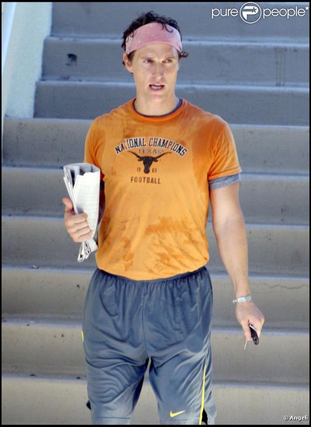 Matthew McConaughey sort de sa séance de sport : tout en sueur, il rejoint sa voiture.