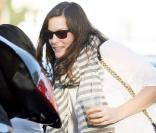 Liv Tyler faisant du shopping à Los Angeles le 13 novembre 2009