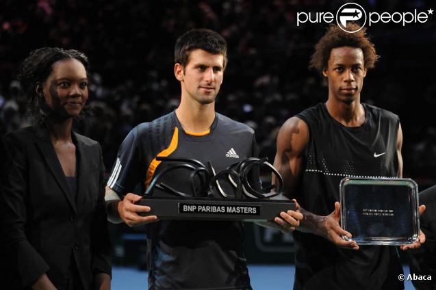 Gaël Monfils s'est incliné, mais avec panache, face à Novak Djokovic en finale du Masters 1000 BNP Paribas, à Paris-Bercy, le 15 novembre 2009. Rama Yade a remis les prix aux deux joueurs. 