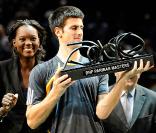 Novak Djokovic, vainqueur du Masters 1000 BNP Paribas, à Paris-Bercy, le 15 novembre 2009, a reçu son trophée des mains de Rama Yade 
