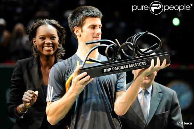Novak Djokovic, vainqueur du Masters 1000 BNP Paribas, à Paris-Bercy, le 15 novembre 2009, a reçu son trophée des mains de Rama Yade 