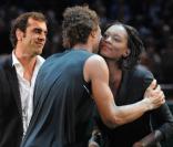 Gaël Monfils s'est incliné, mais avec panache, face à Novak Djokovic en finale du Masters 1000 BNP Paribas, à Paris-Bercy, le 15 novembre 2009; La bise à Rama Yade, sous les yeux de Cédric Pioline 