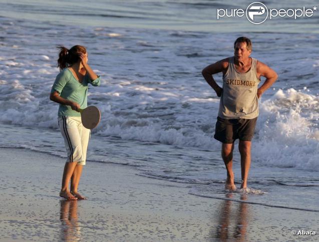 Ryan O'Neal et une amie sur une plage de Malibu, le 15 novembre 2009