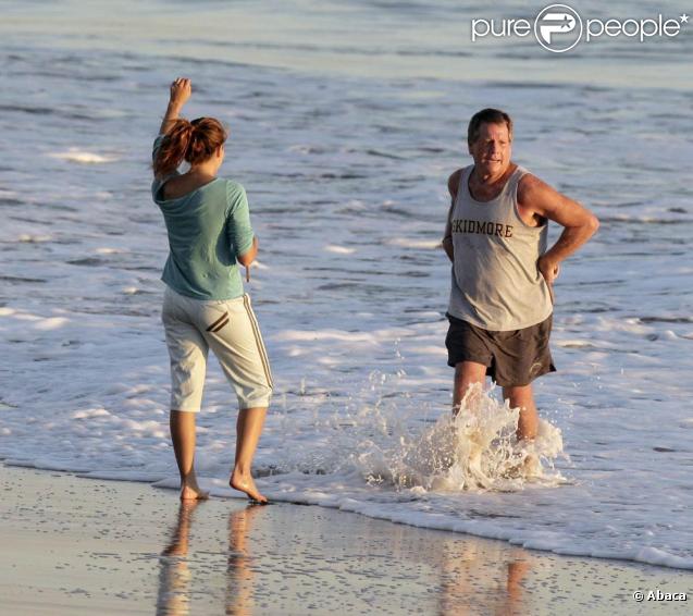 Ryan O'Neal et une amie sur une plage de Malibu, le 15 novembre 2009