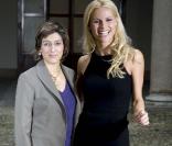 Michelle Hunziker et l'avocate Giula Bongiorno lancent une campagne de sensibilisation aux violences conjugales et envers les enfants, à Milan, le 13 novembre 2009.