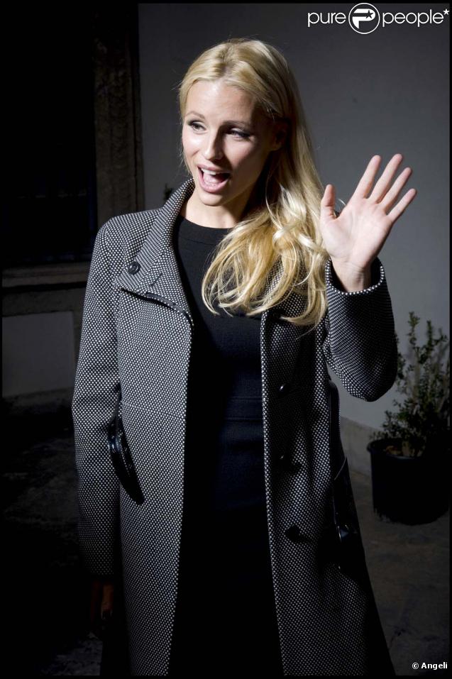 Michelle Hunziker lance une campagne de sensibilisation aux violences conjugales et envers les enfants, à Milan, le 13 novembre 2009.