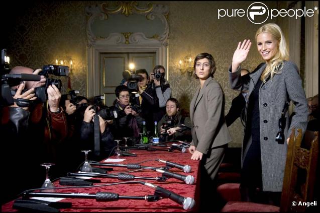 Michelle Hunziker lance une campagne de sensibilisation aux violences conjugales et envers les enfants, à Milan, le 13 novembre 2009.
