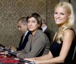 Michelle Hunziker lance une campagne de sensibilisation aux violences conjugales et envers les enfants, à Milan, le 13 novembre 2009.