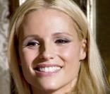 Michelle Hunziker lance une campagne de sensibilisation aux violences conjugales et envers les enfants, à Milan, le 13 novembre 2009.