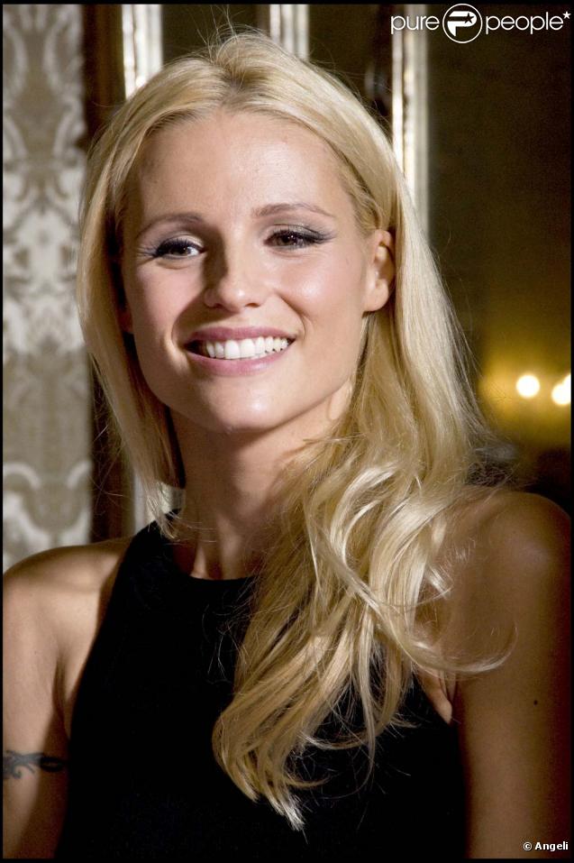 Michelle Hunziker lance une campagne de sensibilisation aux violences conjugales et envers les enfants, à Milan, le 13 novembre 2009.