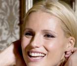 Michelle Hunziker lance une campagne de sensibilisation aux violences conjugales et envers les enfants, à Milan, le 13 novembre 2009.