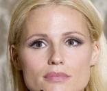Michelle Hunziker lance une campagne de sensibilisation aux violences conjugales et envers les enfants, à Milan, le 13 novembre 2009.