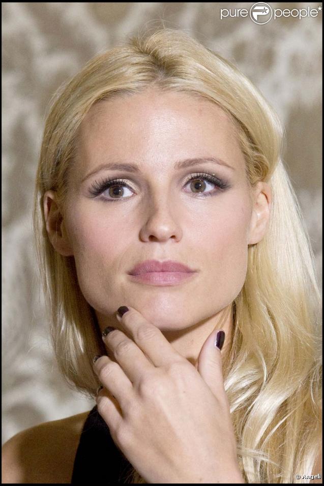 Michelle Hunziker lance une campagne de sensibilisation aux violences conjugales et envers les enfants, à Milan, le 13 novembre 2009.