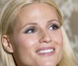 Michelle Hunziker lance une campagne de sensibilisation aux violences conjugales et envers les enfants, à Milan, le 13 novembre 2009.