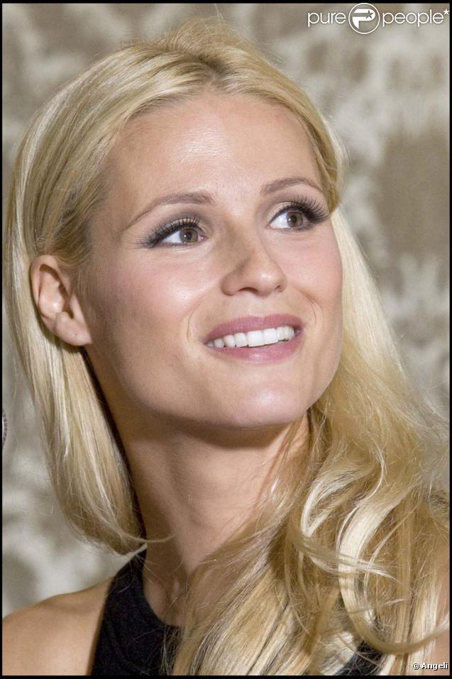 Michelle Hunziker lance une campagne de sensibilisation aux violences conjugales et envers les enfants, à Milan, le 13 novembre 2009.