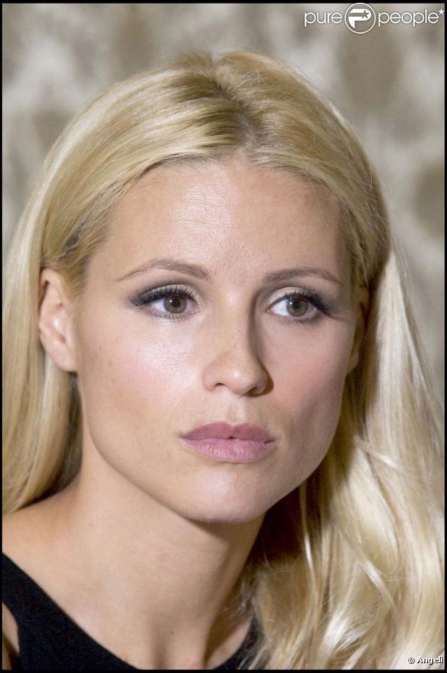 Michelle Hunziker lance une campagne de sensibilisation aux violences conjugales et envers les enfants, à Milan, le 13 novembre 2009.