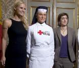 Michelle Hunziker lance une campagne de sensibilisation aux violences conjugales et envers les enfants, à Milan, le 13 novembre 2009.
