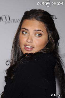 Adriana Lima à la première de Coco avant Chanel à Los Angeles en septembre 2009 