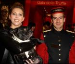 Frédérique Bel semble agrippée à son bouledogue. 16/11/09