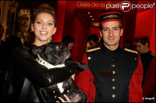 Frédérique Bel semble agrippée à son bouledogue. 16/11/09