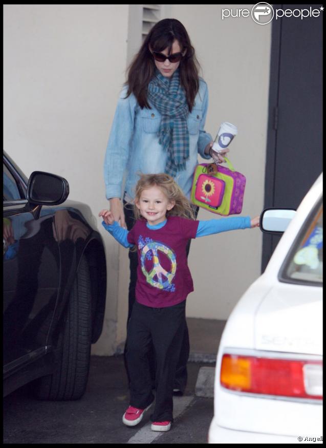 Violet Affleck est ravie de retrouver sa mère Jennifer Garner venue la chercher à la sortie de l'école le 18 novembre 2009