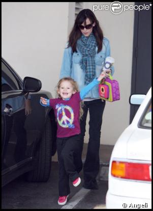 Violet Affleck est ravie de retrouver sa mère Jennifer Garner venue la chercher à la sortie de l'école le 18 novembre 2009