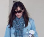 Violet Affleck est ravie de retrouver sa mère Jennifer Garner venue la chercher à la sortie de l\'école le 18 novembre 2009