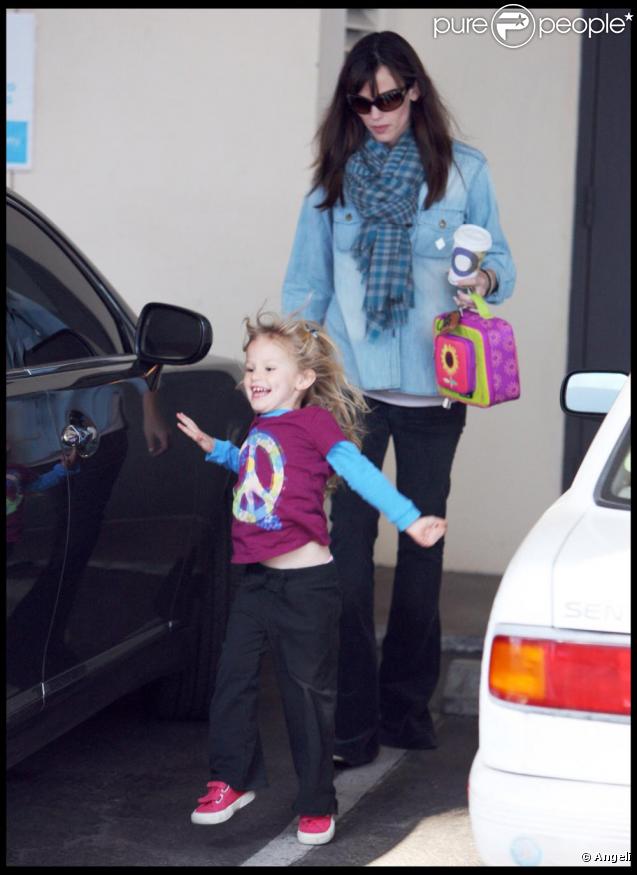 Violet Affleck est ravie de retrouver sa mère Jennifer Garner venue la chercher à la sortie de l'école le 18 novembre 2009