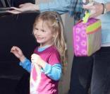 Violet Affleck est ravie de retrouver sa mère Jennifer Garner venue la chercher à la sortie de l\'école le 18 novembre 2009